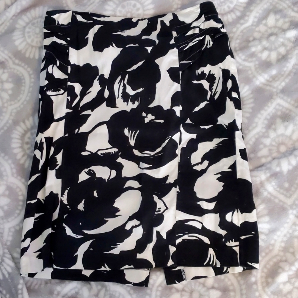 4/$25 NY&company pencil skirt 4 black/white